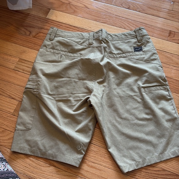 Light tan hybrid shorts size 32 - Picture 3 of 4